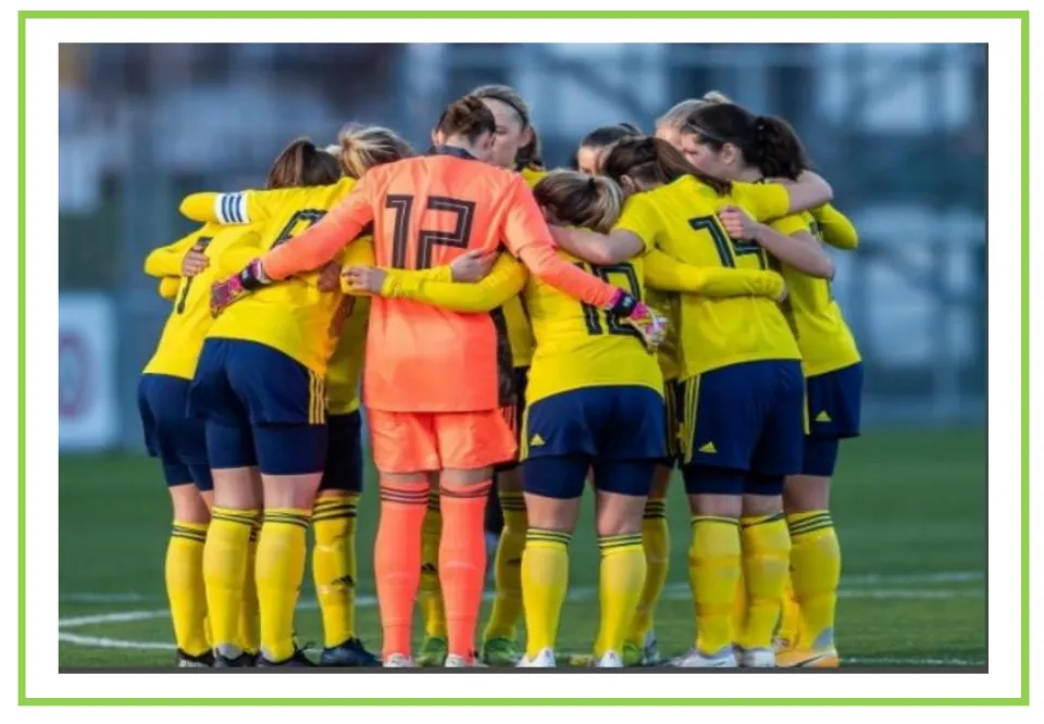 Picture-only soccer vocabulary flashcard for team, showing players in uniform huddling together on a field