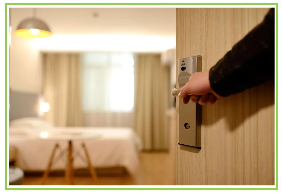 Picture-only Spanish hotel vocabulary flashcard for room, showing a hand opening a door to a bedroom