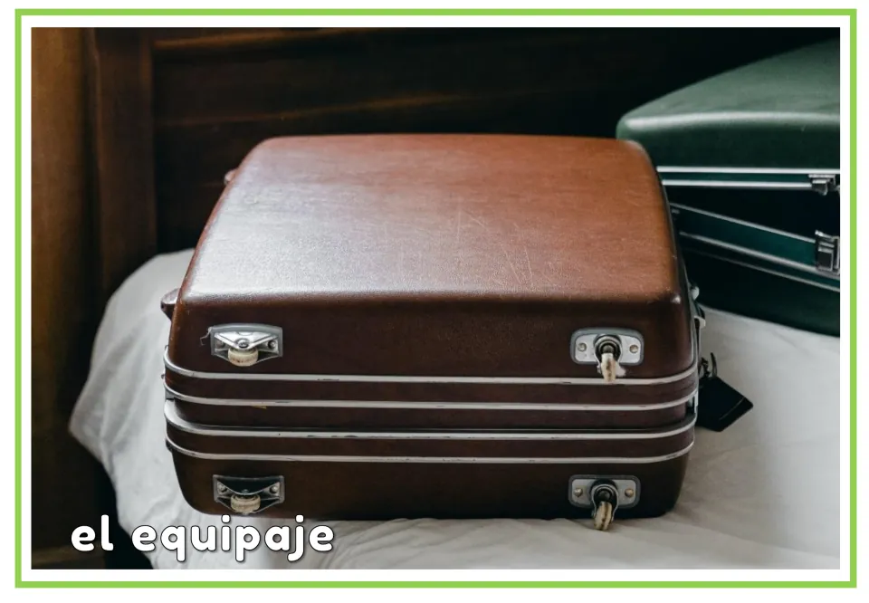 Spanish hotel vocabulary flashcard labeled 'el equipaje' (luggage), showing brown and green suitcases