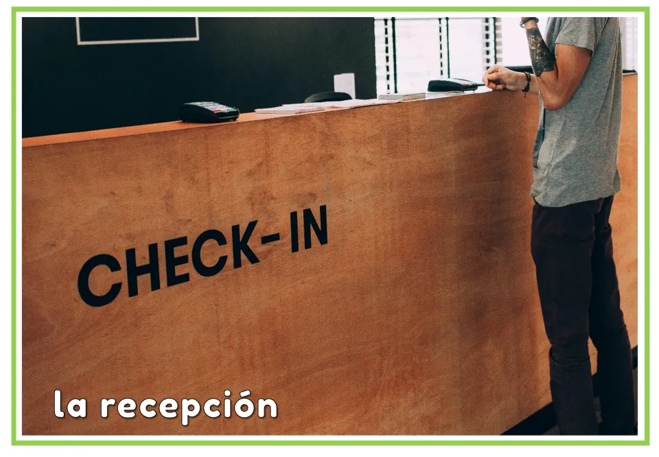 Spanish hotel vocabulary flashcard labeled 'la recepción' (reception), showing a guest at a check-in desk