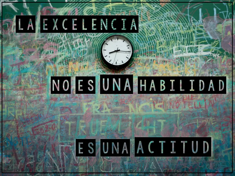 Quote 'La excelencia no es una habilidad, es una actitud' over a chalk-covered board with a round wall clock