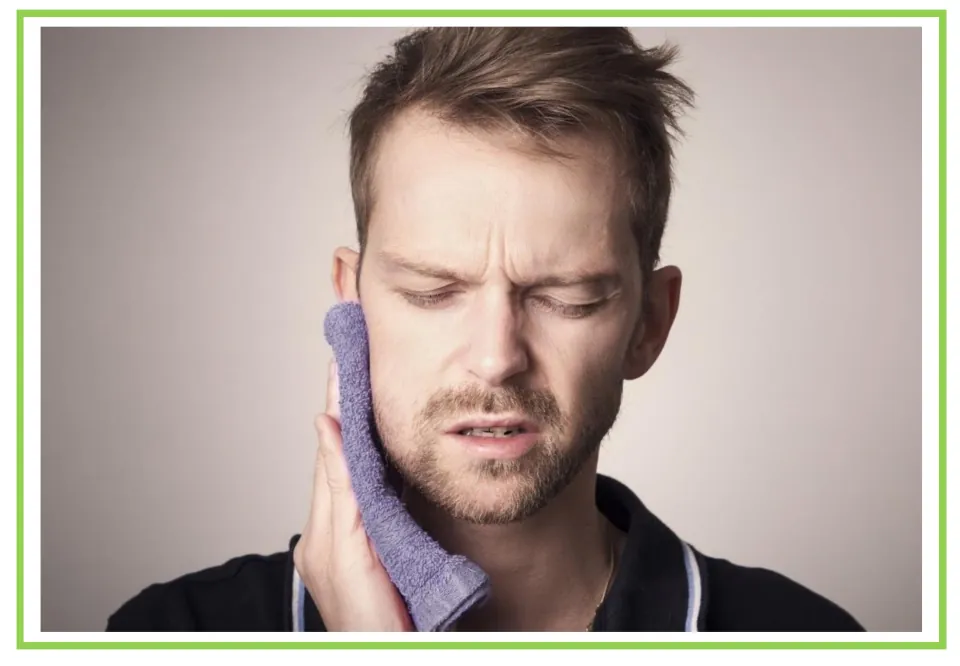 Picture-only Spanish dental vocabulary flashcard showing a man holding a cloth to his cheek in pain