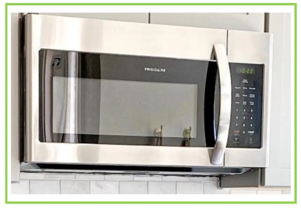 Picture-only Spanish vocabulary flashcard showing a mounted microwave oven with a handle and keypad