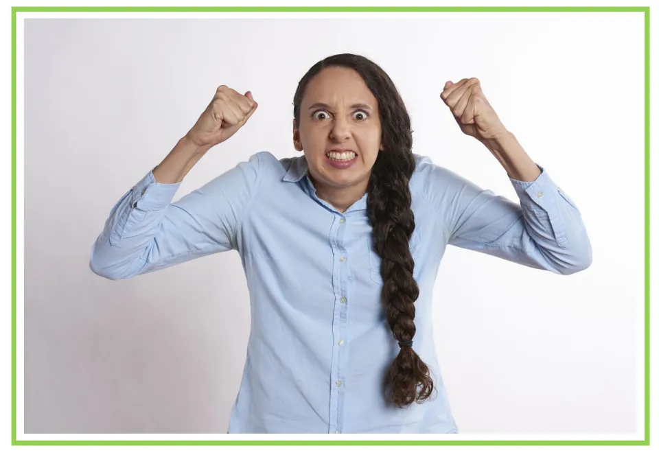 Spanish emotions flashcard without a label: a woman raising clenched fists and baring her teeth in anger