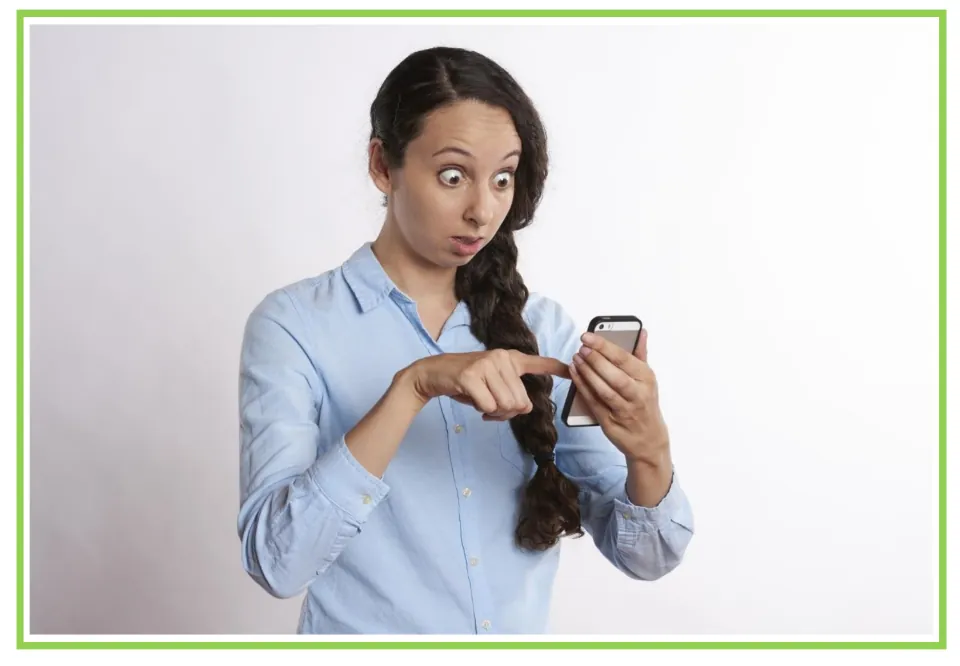 Spanish emotions flashcard without a label: a wide-eyed woman looking at a phone to illustrate surprise