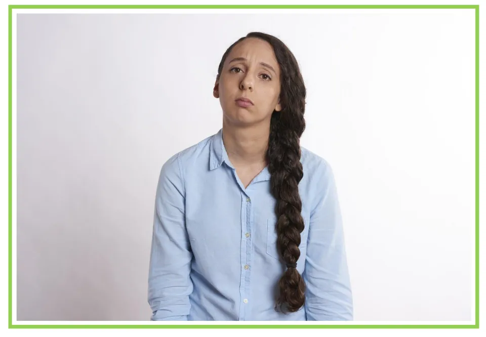Spanish emotions flashcard without a label: a woman with a downturned mouth illustrating disappointment