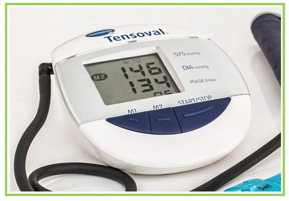 Picture-only Spanish pharmacy vocabulary flashcard showing a digital blood pressure monitor and tubing