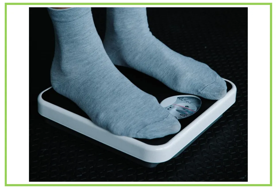Picture-only Spanish pharmacy vocabulary flashcard showing feet in gray socks on a bathroom scale