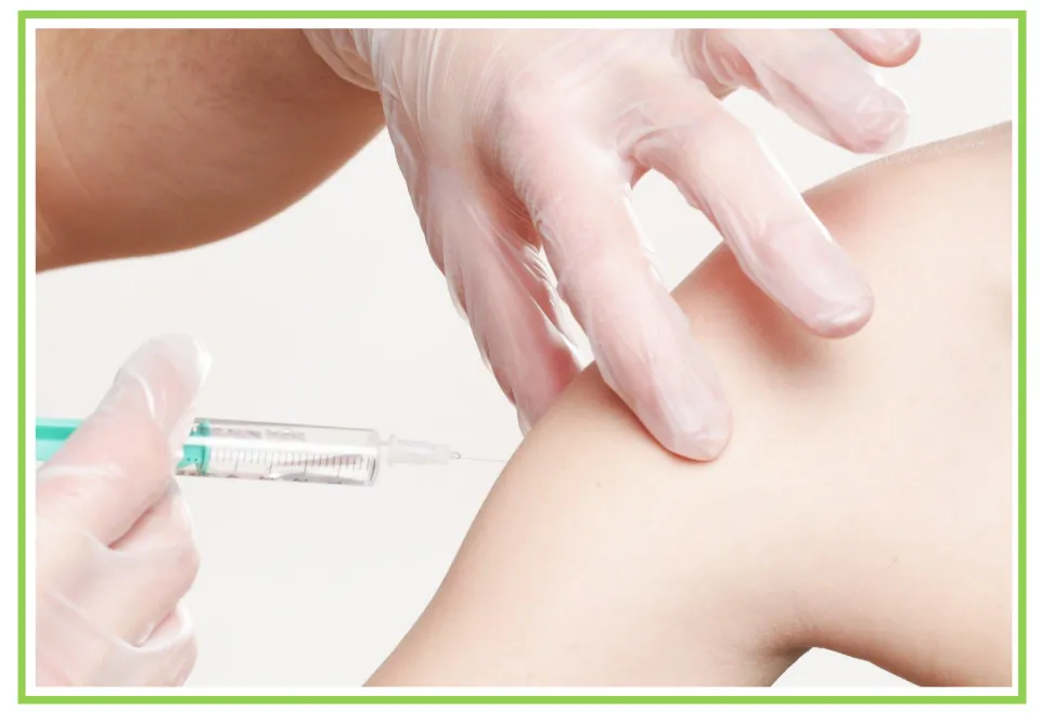Picture-only Spanish pharmacy vocabulary flashcard showing gloved hands giving an injection in an upper arm
