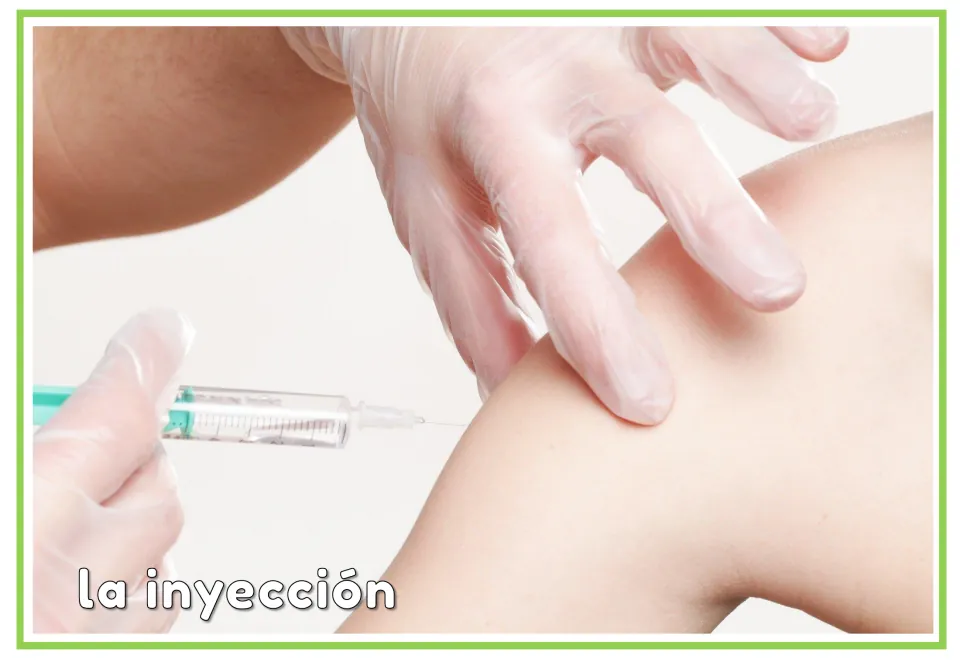 Spanish pharmacy vocabulary flashcard labeled 'la inyección' (injection), showing an injection in an upper arm