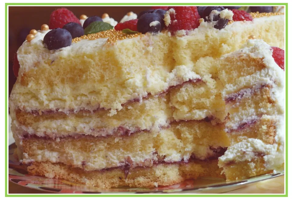 Picture-only Spanish bakery vocabulary flashcard showing a sliced layer cake filled with cream and jam