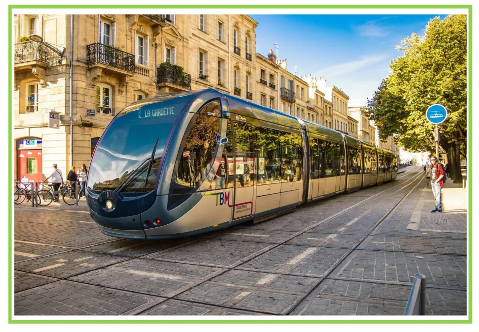 Unlabeled Spanish transportation flashcard showing a tram on city tracks, paired with the next card