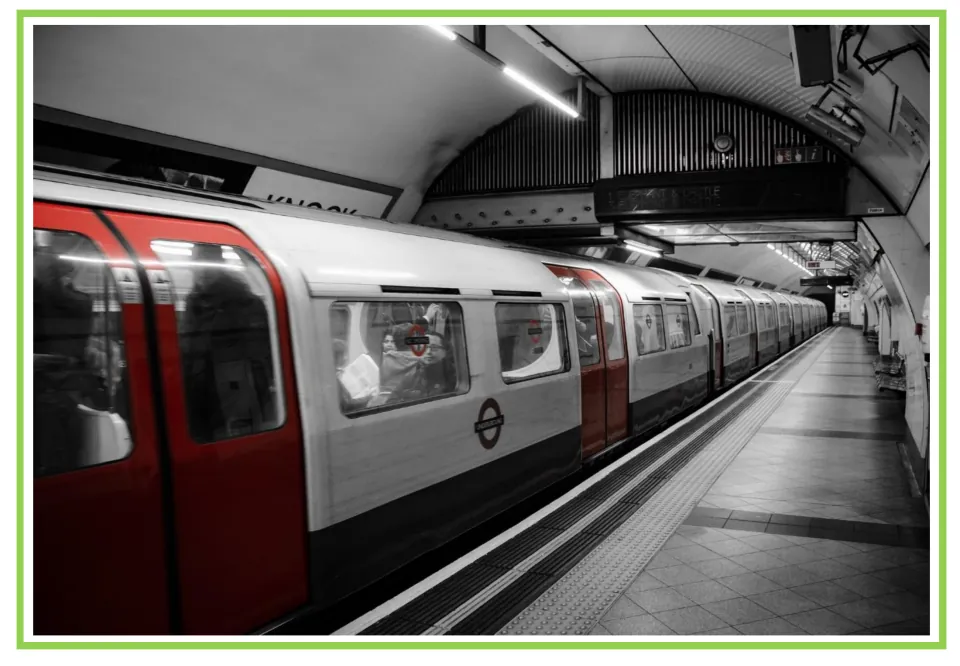 Unlabeled Spanish transportation flashcard showing a subway train at a platform, paired with the next card