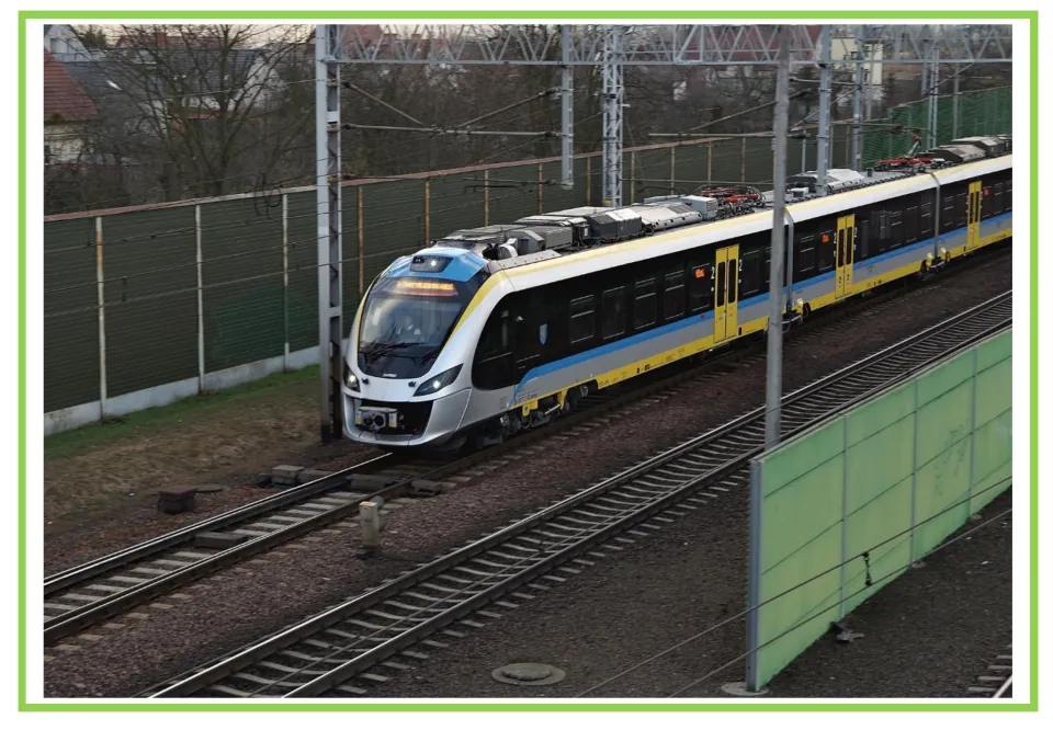 Unlabeled Spanish transportation flashcard showing a passenger train on tracks, paired with the next card
