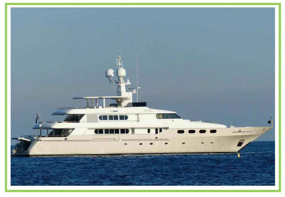 Picture-only Spanish vocabulary flashcard showing a large white motor yacht, paired with the la lancha card