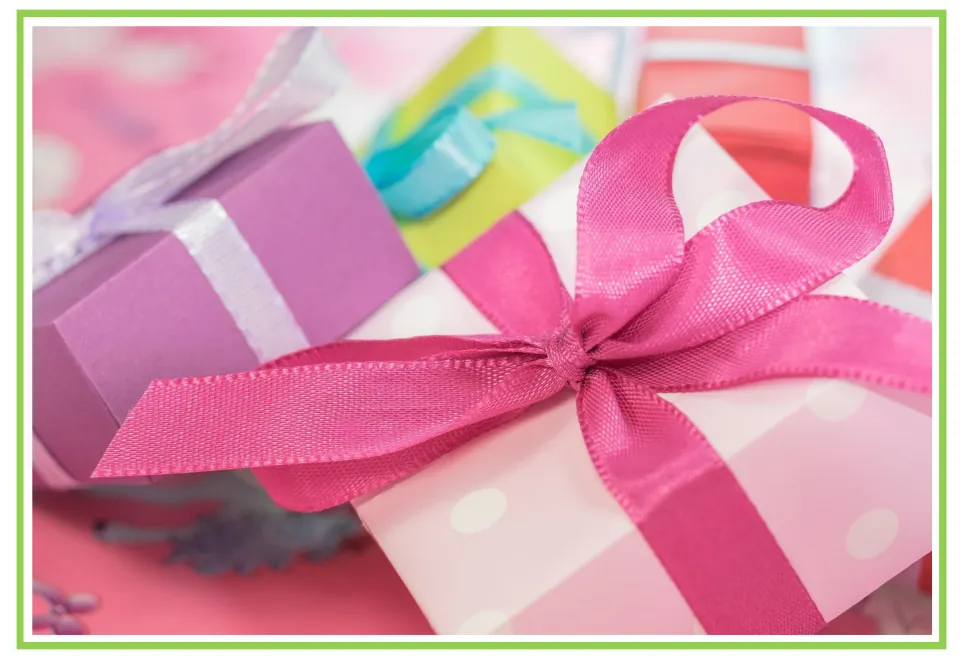 Party writing and discussion flashcard 8: wrapped gifts tied with ribbons, including a large pink bow