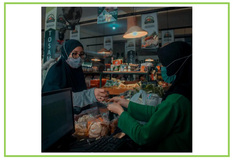 Shopping discussion and writing prompt card 1: a customer and cashier exchanging items at a store counter