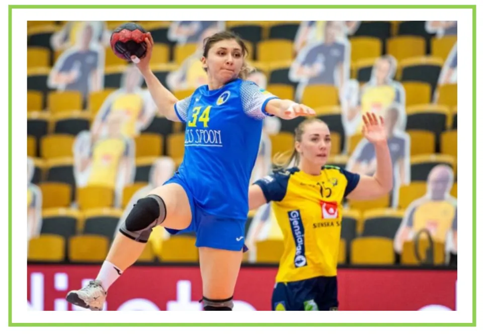 Handball writing and discussion flashcard showing a player jumping to throw while a defender raises an arm