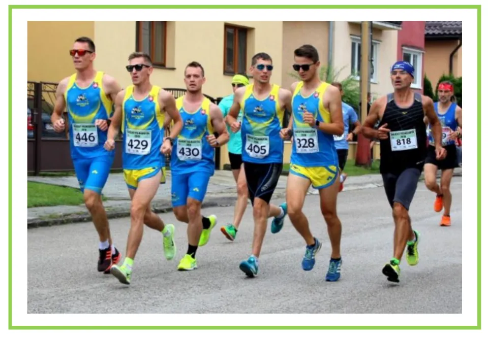 Road running writing and discussion flashcard showing a group of runners wearing race bibs on a street
